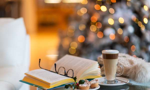 Mince pies and latte in front of a Christmas tree